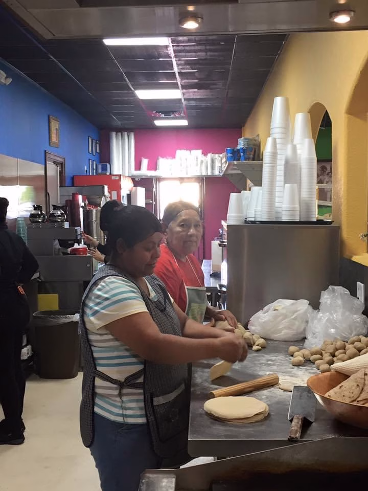 Taqueria La Favorita Community Vibe